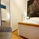 Apartment Moderne Mit Terrasse & Viel Platz Nahe Fuerst-pueckler-park
