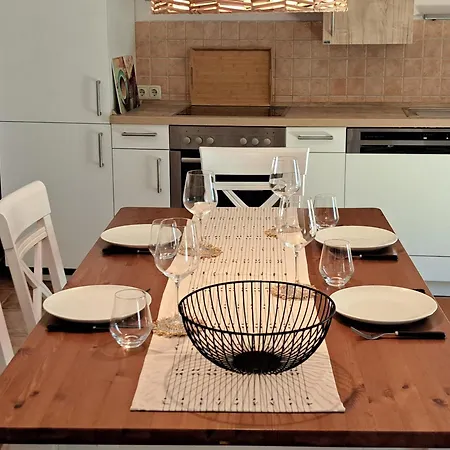 Ferienwohnung, Fruehstueck Gegenueber,Parkplatz Kostenlos Zentrale Ruhige Lage Im Innenhof *