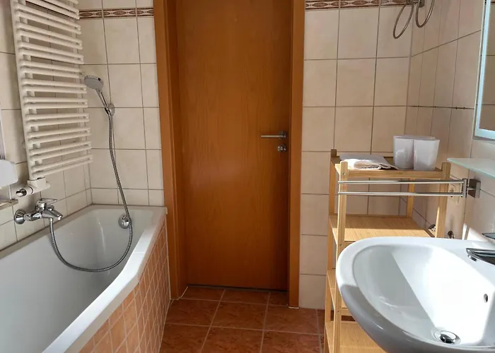 Ferienwohnung, Fruehstueck Gegenueber,parkplatz Kostenlos Zentrale Ruhige Lage Im Innenhof
